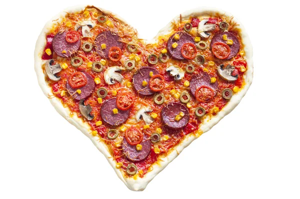 Coração de pizza em forma de pepperoni, isolado em fundo branco — Fotografia de Stock