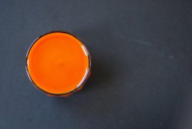 Havuç suyu cam. Üstten görüntülemek.