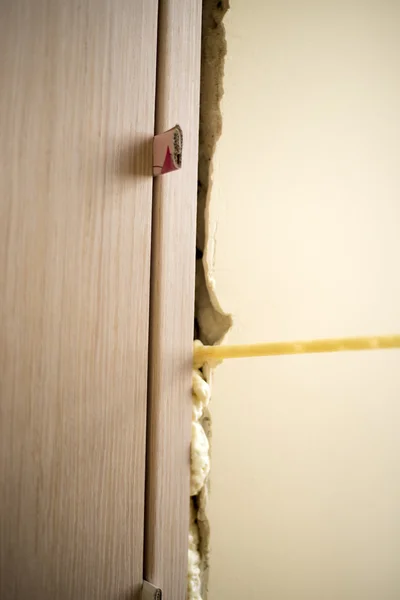 Instalação de portas usando montagem de espuma de poliuretano . — Fotografia de Stock