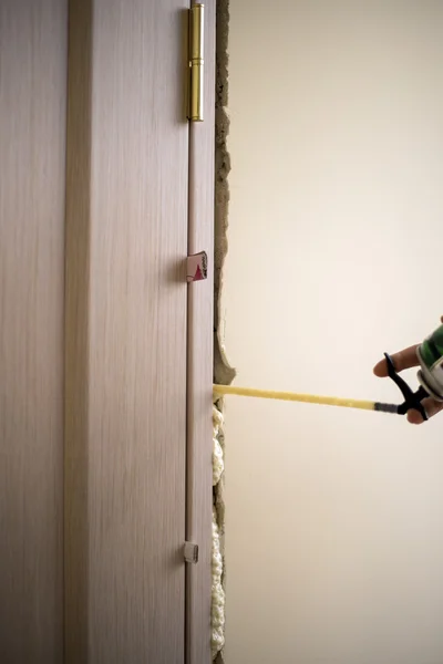 Installation of doors using polyurethane foam mounting. — Stock Photo, Image