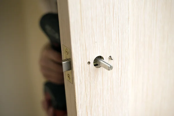 Installation Door Lock Using Screwdriver Carpenter Lock Installation Electric Drill — Stock Photo, Image