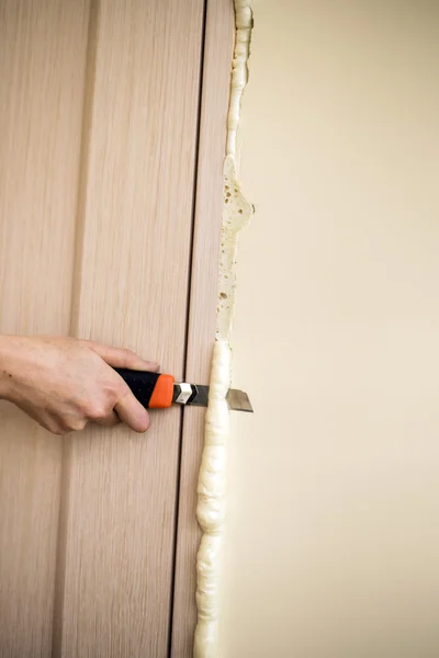 Master knife cuts polyurethane foam — Stock Photo, Image