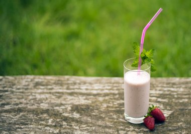  Çilekli milkshake nane ile.
