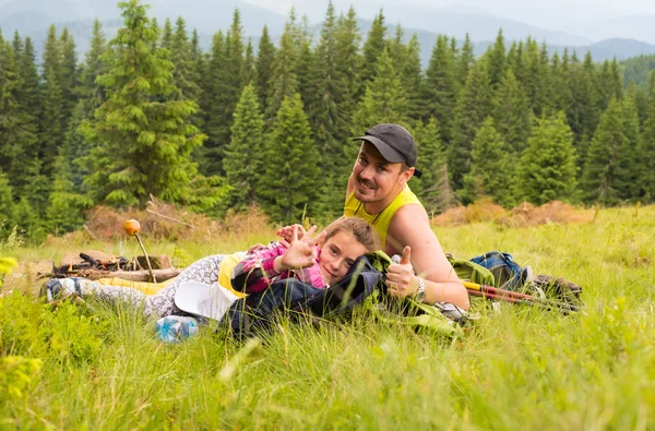 Familia feliz en las montañas — Foto de Stock