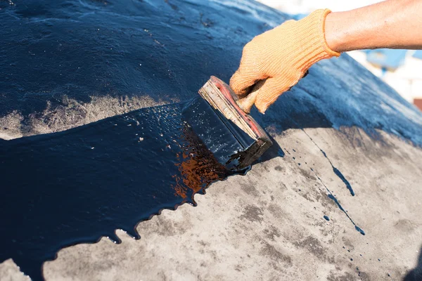 Trabajador haciendo impermeabilización . — Foto de Stock