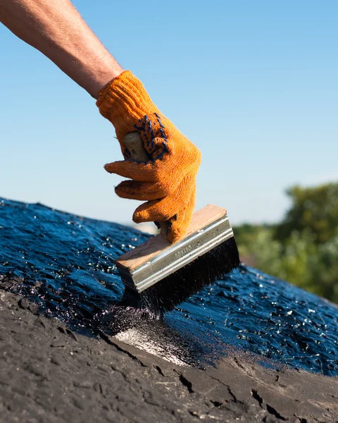 Trabajador haciendo impermeabilización . — Foto de Stock