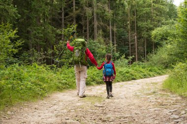 Baba ve kızı dağlarda
