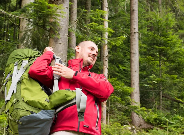 Feliz Excursionista Con Mochila Viajero Feliz Superar Gran Manera Sonriendo — Foto de Stock