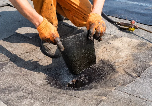 Roofer haciendo reparación de drenaje del techo . — Foto de Stock