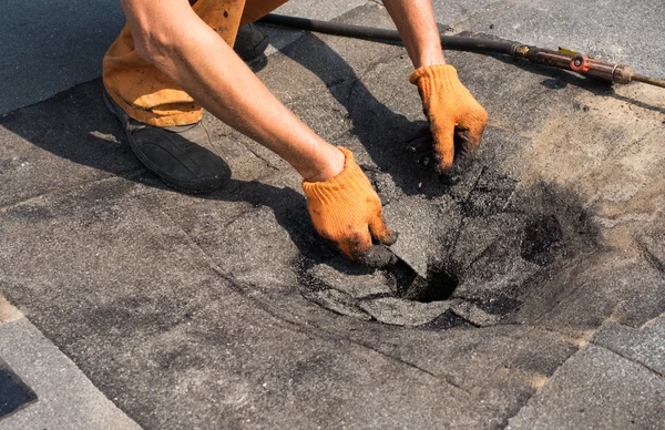 Roofer робить ремонт водостоку даху . — стокове фото