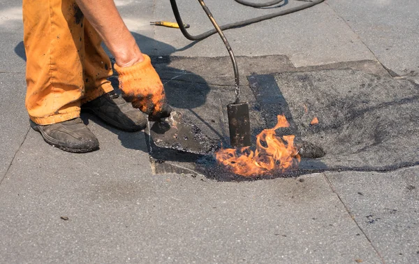 Roofer робить ремонт водостоку даху . — стокове фото