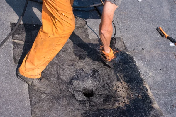 Roofer haciendo reparación de drenaje del techo . — Foto de Stock