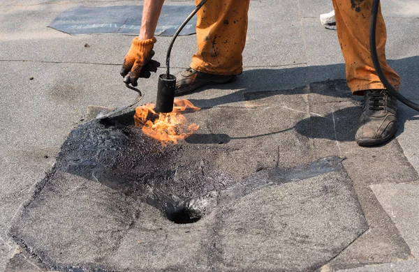 Dakdekker doen reparatie dak drain. — Stockfoto