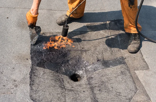 Roofer робить ремонт водостоку даху . — стокове фото