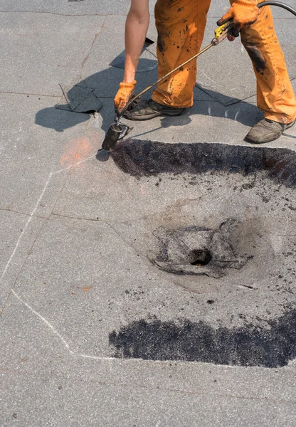 Roofer haciendo reparación de drenaje del techo —  Fotos de Stock