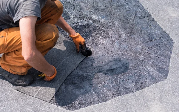 Roofer haciendo reparación de drenaje del techo . — Foto de Stock