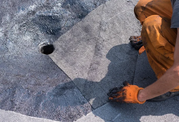 Roofer haciendo reparación de drenaje del techo . — Foto de Stock