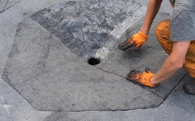 Çatı onarım çatı drenaj yapıyor.