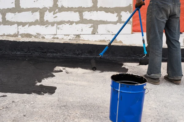 Priming betonnen dekvloer — Stockfoto