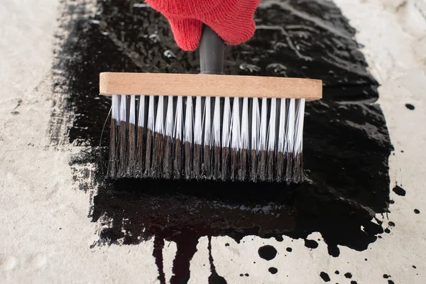 Roofers mão em mitenes vermelhas segurando uma escova — Fotografia de Stock