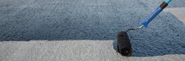 İşçi temel üzerine bitumen mastic uygular