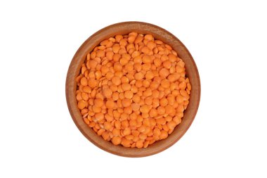 Beyaz arkaplanda pişmemiş kırmızı mercimek.