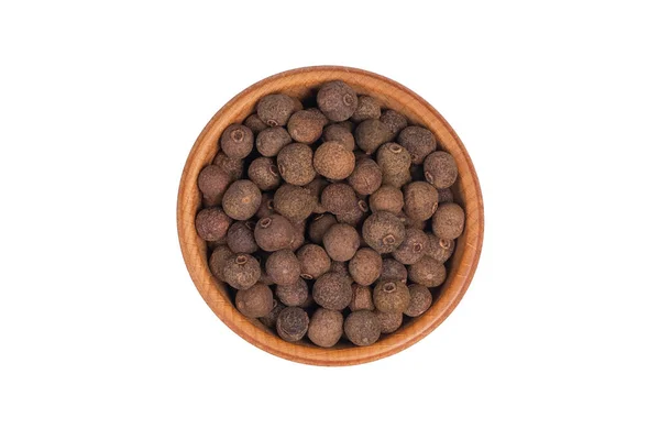 Allspice poivre, grains de poivre dans un bol en bois isolé — Photo