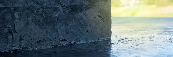 Her tarafı su geçirmez mastikle kaplı.
