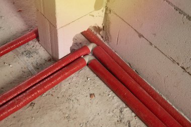 İnşaat alanında kırmızı izolasyon boruları