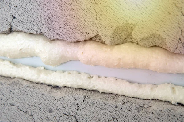 Tubos de aislamiento se fijan mediante el montaje de espuma —  Fotos de Stock