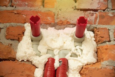 İzolasyondaki borular bağlanan köpükle sabitlenir