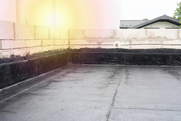 Impermeabilização terraço plano com rolo de betume — Fotografia de Stock