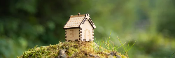 Modelo de casa de madeira em uma floresta Eco casa conceito — Fotografia de Stock