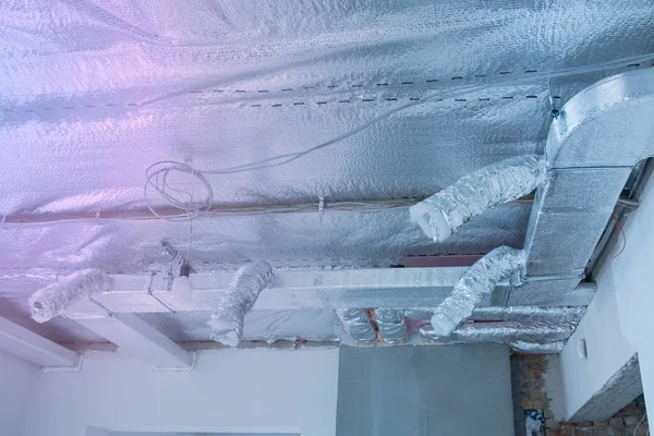 Tubos de ventilación en material de aislamiento de plata en el techo —  Fotos de Stock