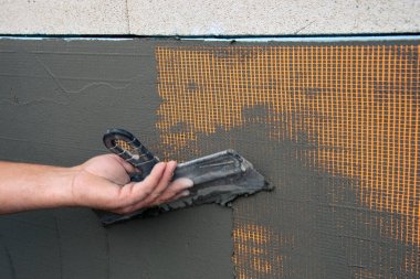 Fiberglas ağ takviye ızgarası kurma işlemi. İşçi fiberglas ağ kuruyor.