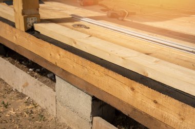 Terasın ahşap çerçevesine bituminöz astar takıyorum. Ahşap parmaklıklar ve tahtalar su geçirmez. Su geçirmez tahta.