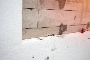 Duvara polistiren çarşaflar yerleştirdim. Köpüklü ev yalıtımı. Termal yalıtım.