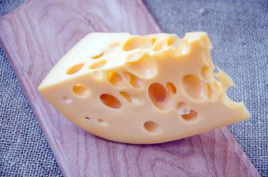  ahşap kesme tahtası üzerinde peynir  