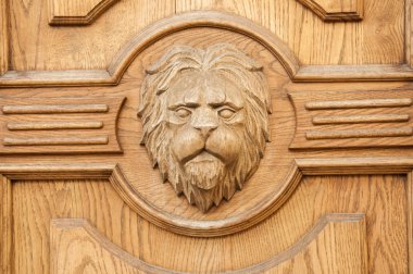 Bir antik oyma kapı closeup aslan parçası
