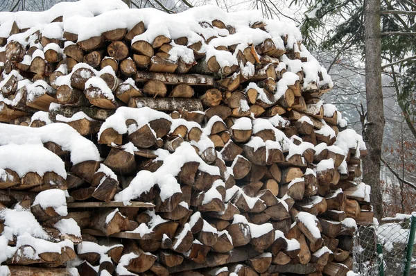 Madera Apilada Cubierta Nieve Contexto —  Fotos de Stock