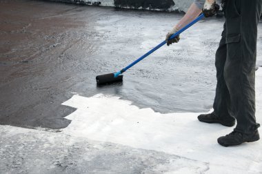 Çatı ustası alt resim bitüm praimer beton yüzey su yalıtımı için silindir fırçayı tarafından itibariyle.