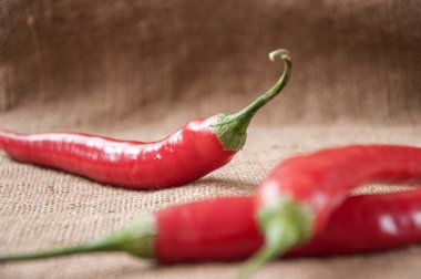 Arka plan çuval bezi üzerinde kırmızı biber biber