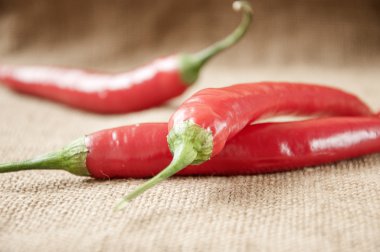 Arka plan çuval bezi üzerinde kırmızı biber biber