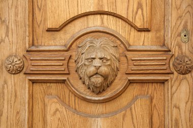 Bir antik oyma kapı closeup aslan parçası