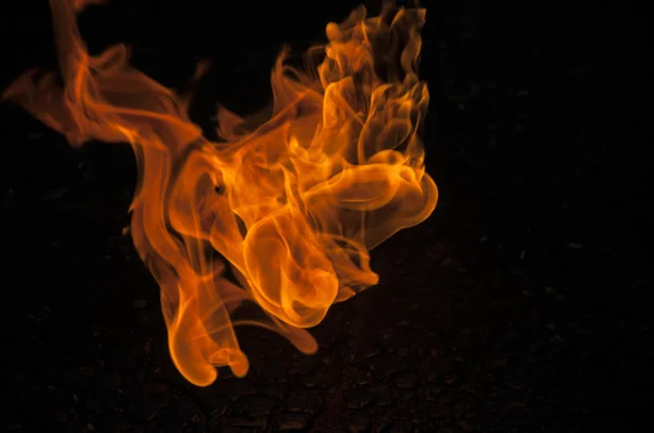 Siyah Arkaplanda Ateş — Stok fotoğraf