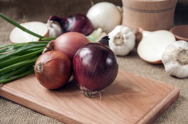 Bir arka plan Sivas'tan, çuval bezi üzerinde bir gemide çeşitli soğan