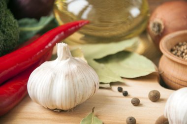 Şili biber, sarımsak, soğan, brokoli, kişniş, karanfil, zeytin