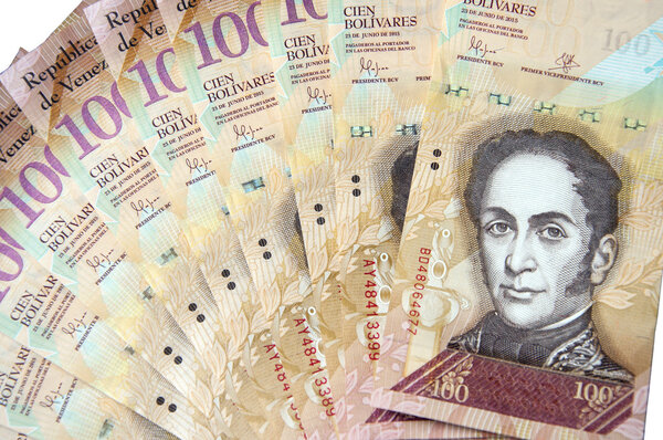 100 венесуэльских боливаров банкноты изолированы на белом фоне
