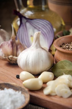 Sarımsak, soğan, kişniş, susam, karabiber, defne yaprağı, 