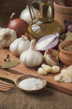 Sarımsak, soğan, kişniş, susam, karabiber, defne yaprağı, 